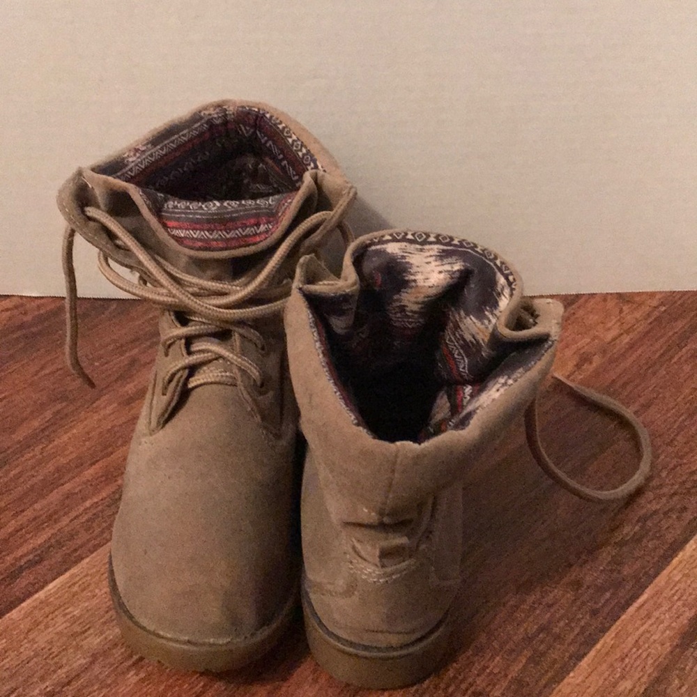 Boots - Picture 2 of 5